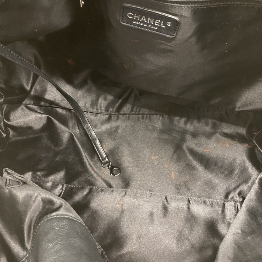 CHANEL Black Leather Tote Bag - Picture 4 of 11